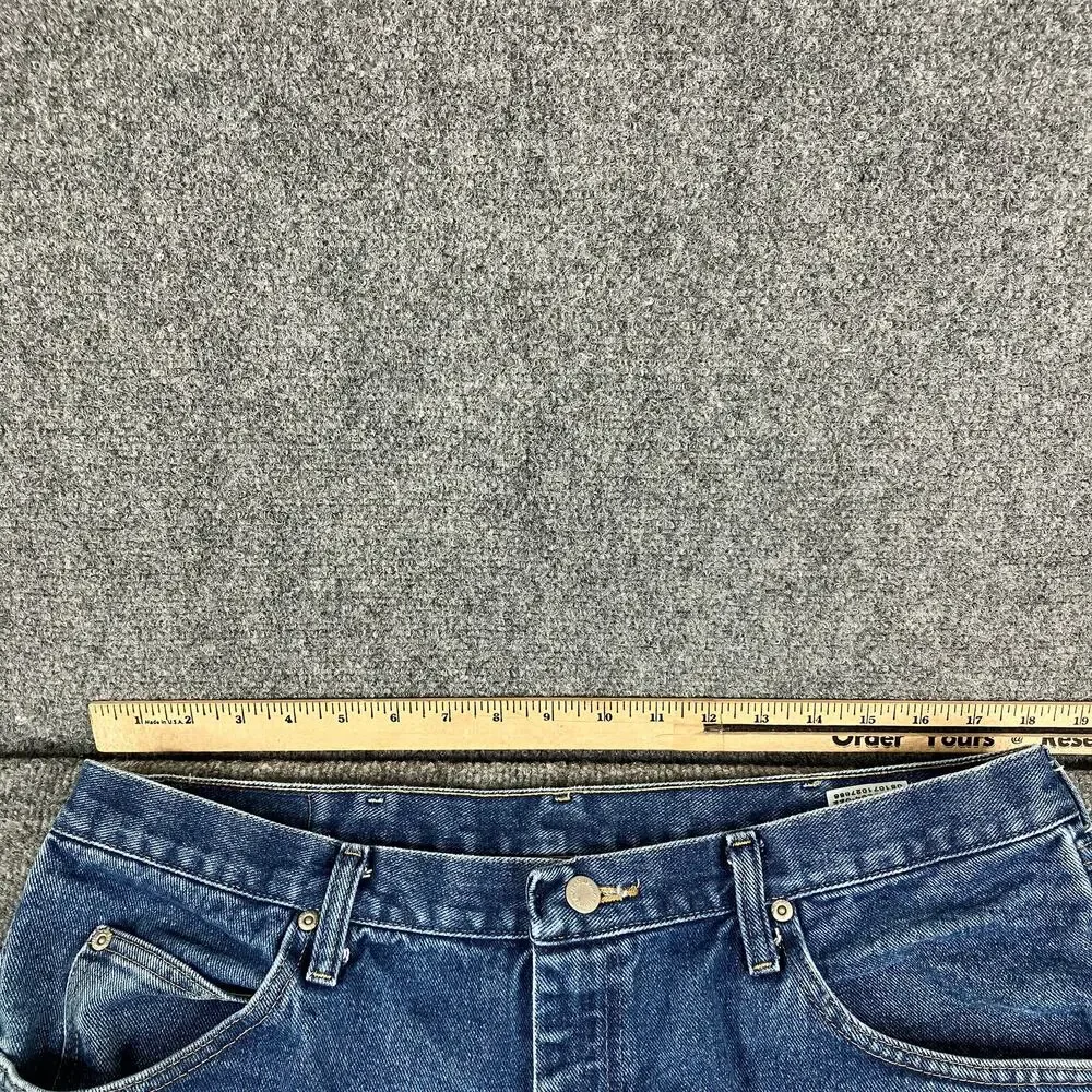 Wrangler Jeans Mens Size 38x30 Blue Medium Wash Straight Classic Fit Denim Pants
